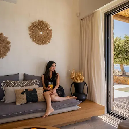 Artoikia Luxury Villas, By Hellocrete